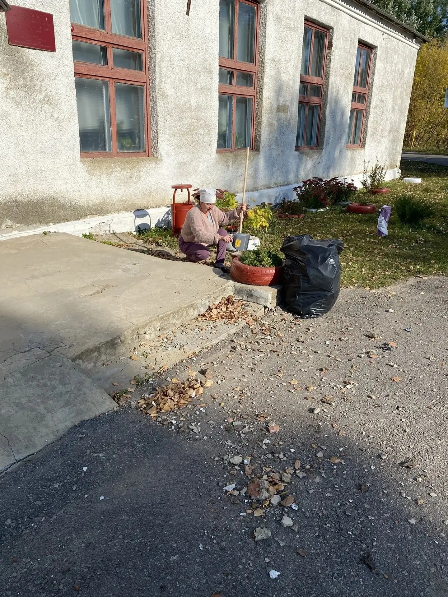 Работники Старинских филиалов МБУК "ЦДК " и МБУК "ЦБ " убрали прилегающую территорию от...