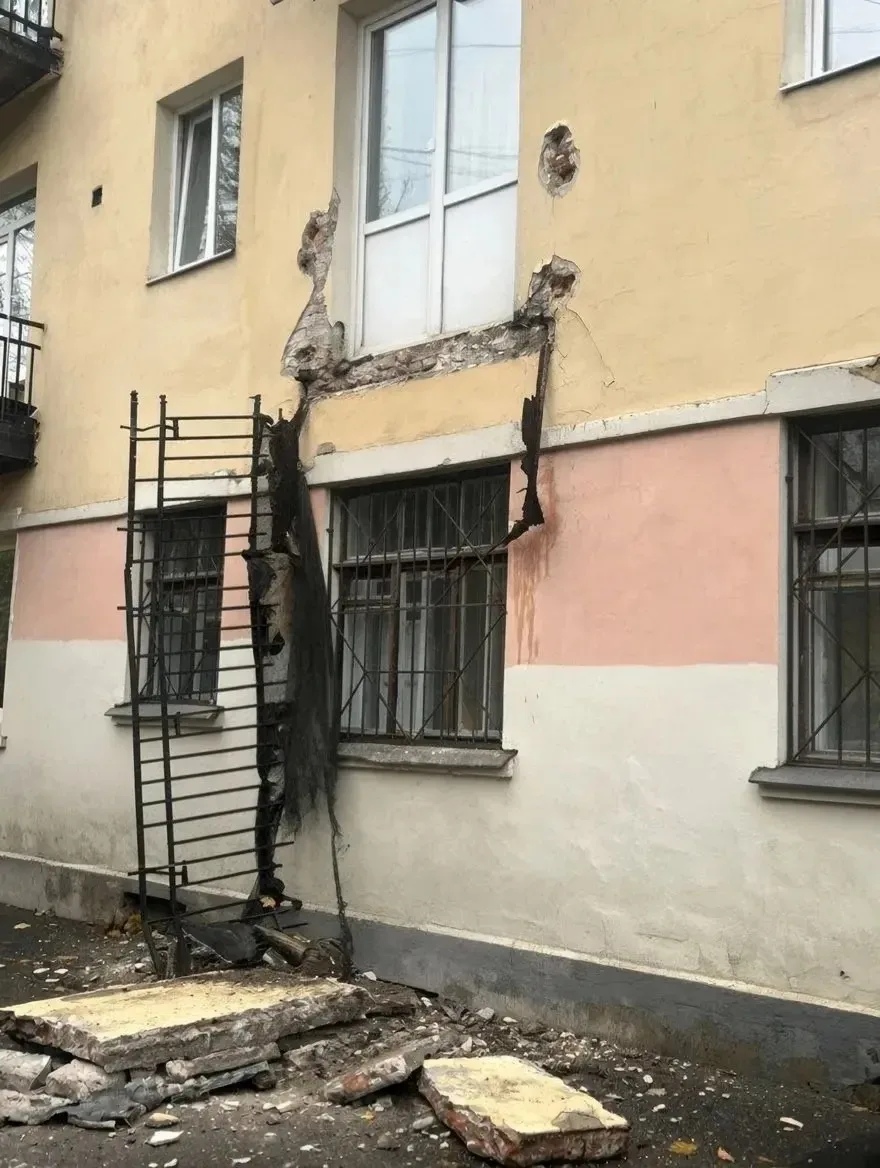 😨 Главный страх любого петербуржца со старым балконом случился на 21-й линии Васьки — ...