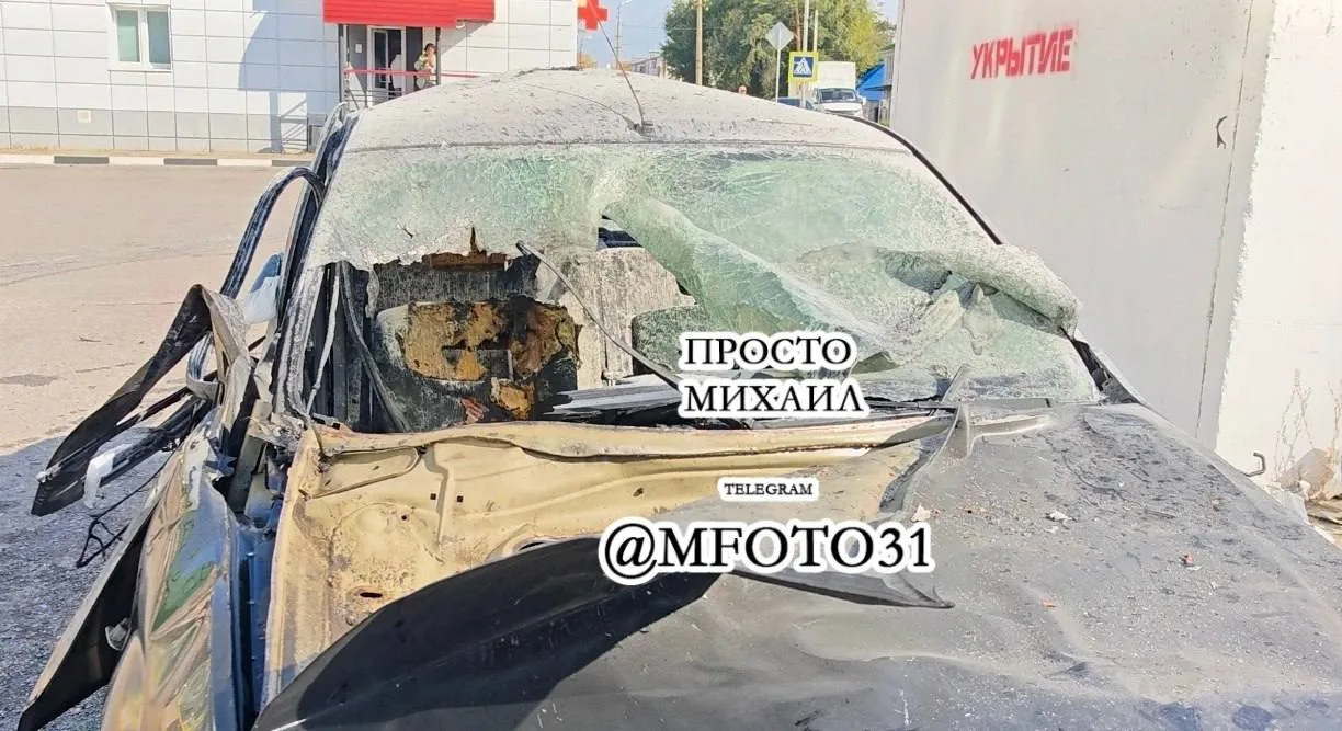 Последствия атаки дрона на автомобиль в Шебекино в Белгородской области