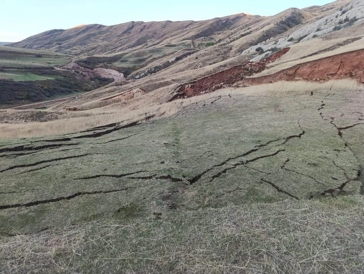 В Кара-Кульджинском районе Ошской области активизировался оползень, из опасной зоны эва...