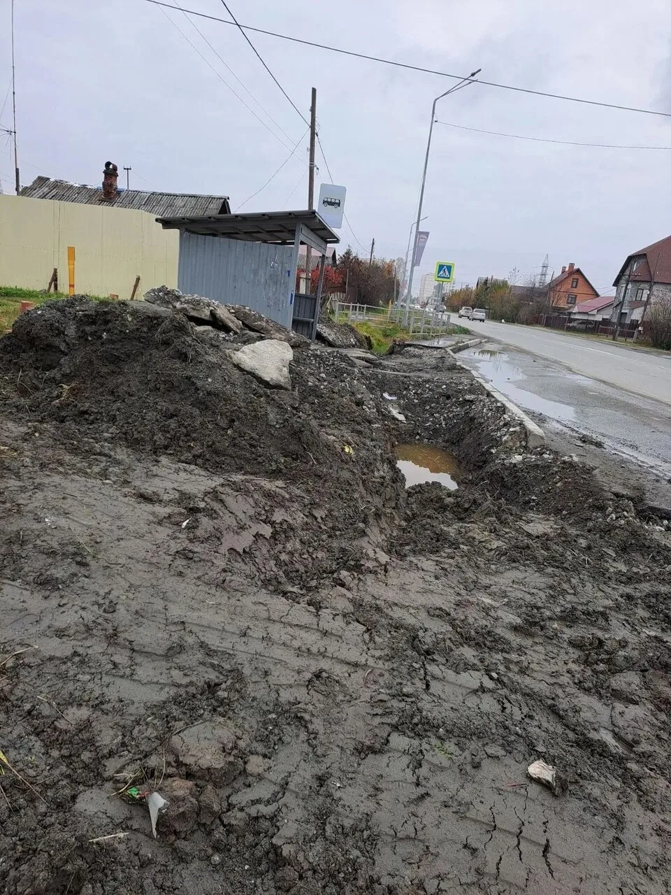 Здравствуйте, остановка Советская, выкопаны большие канавы. Ограждения нет, прохода к о...