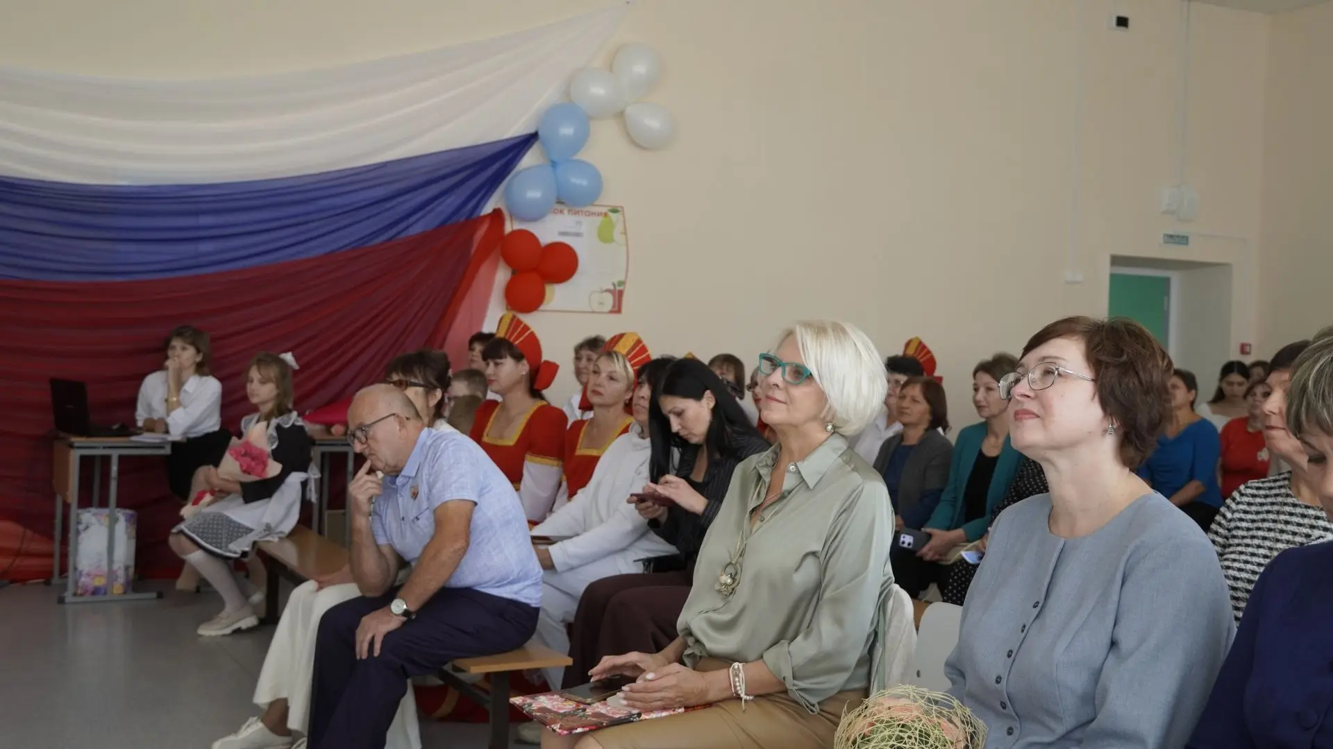 В Александровской школе торжественно отпраздновали её 50-летний юбилей. От имени главы ...