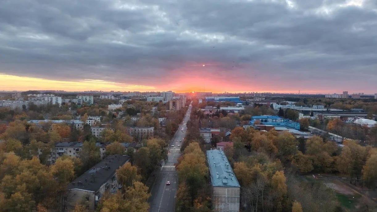 Проспект уходит в закат. Осень.