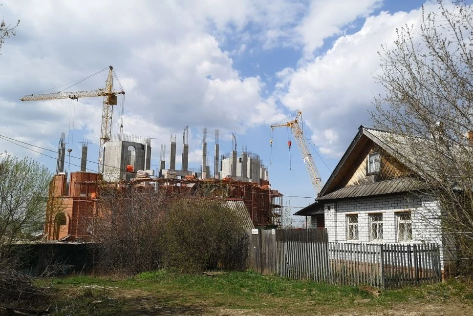 Фото: У строящегося храма Сергия Радонежского снесли частный дом