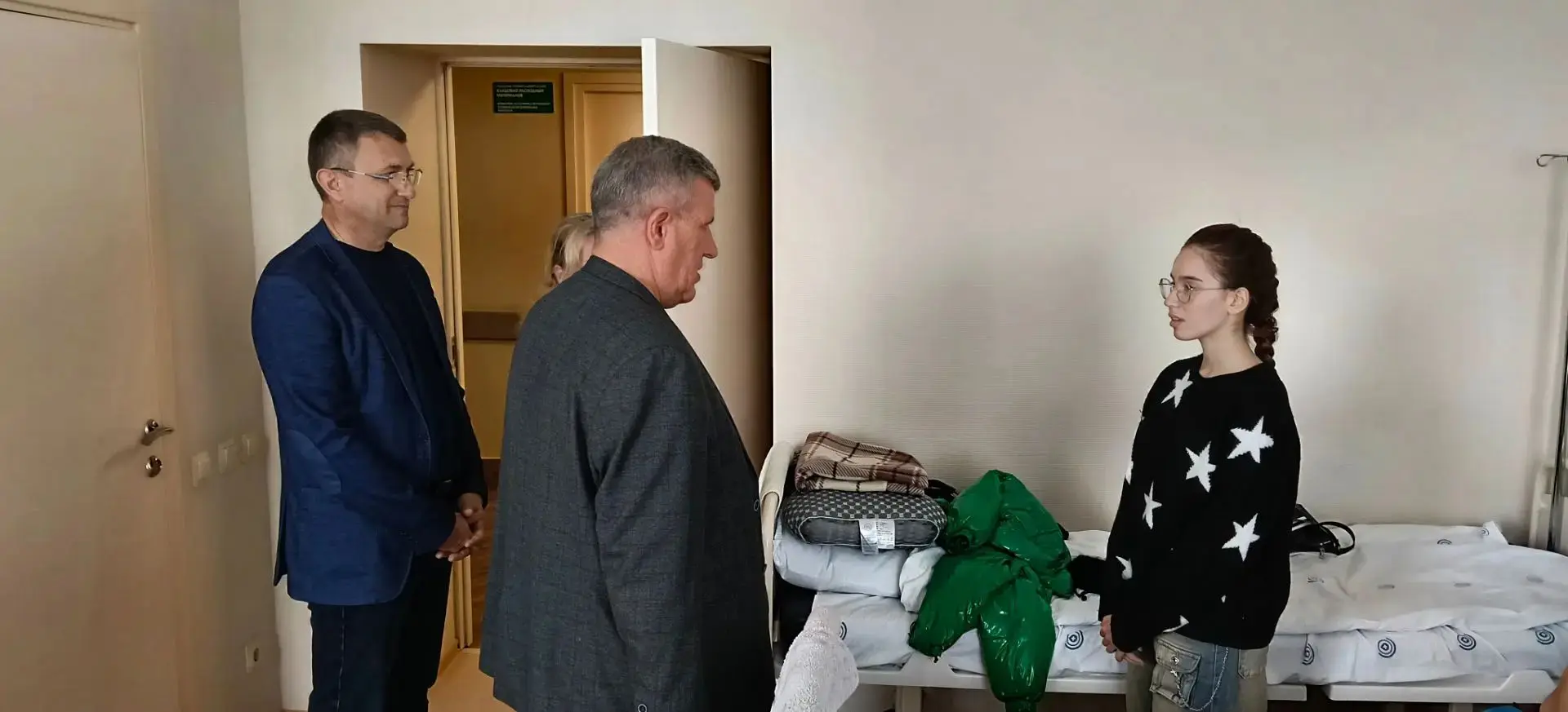 Мирных раненых, пострадавших от ударов ВСУ, навестили представители Белгородского муниц...