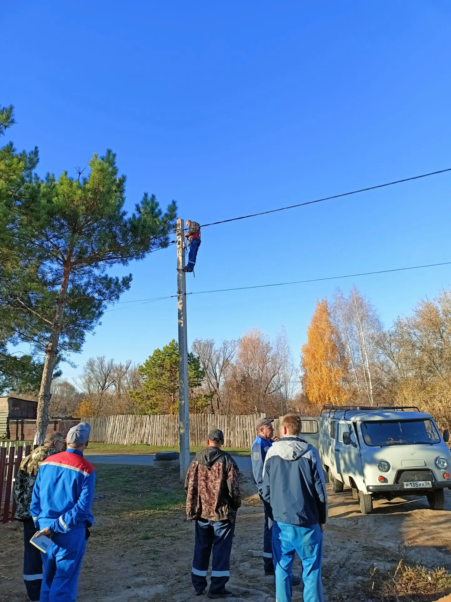 Самое смешное, что приехало аж 7 человек. ‼️7‼️ человек, чтобы повесить один счётчик!! ...
