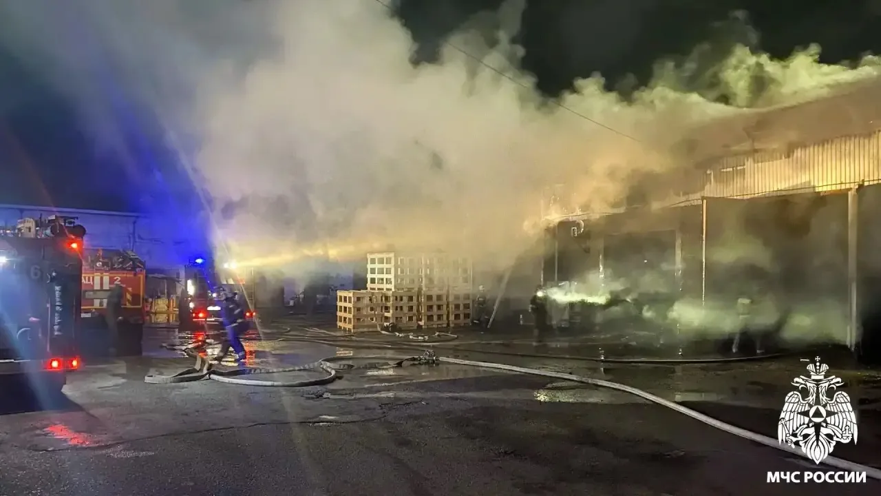 В Новокузнецке сгорел склад на улице Слесарной.
