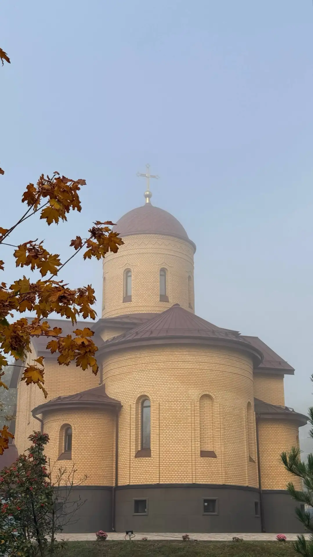 Доброе туманное утро на подворье нашего Никольского храма ☁️