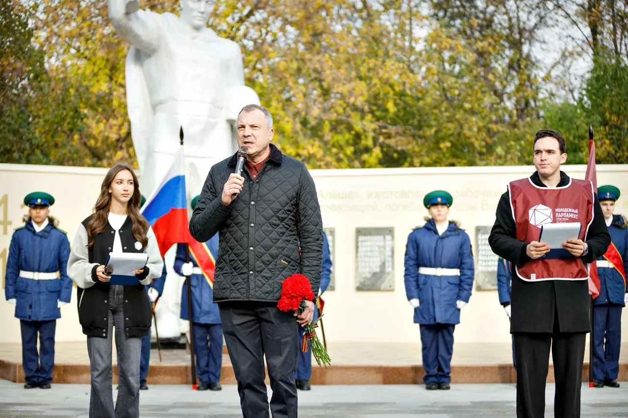 Монумент рабочим Московского трубного завода открыли в сквере на Барклая
