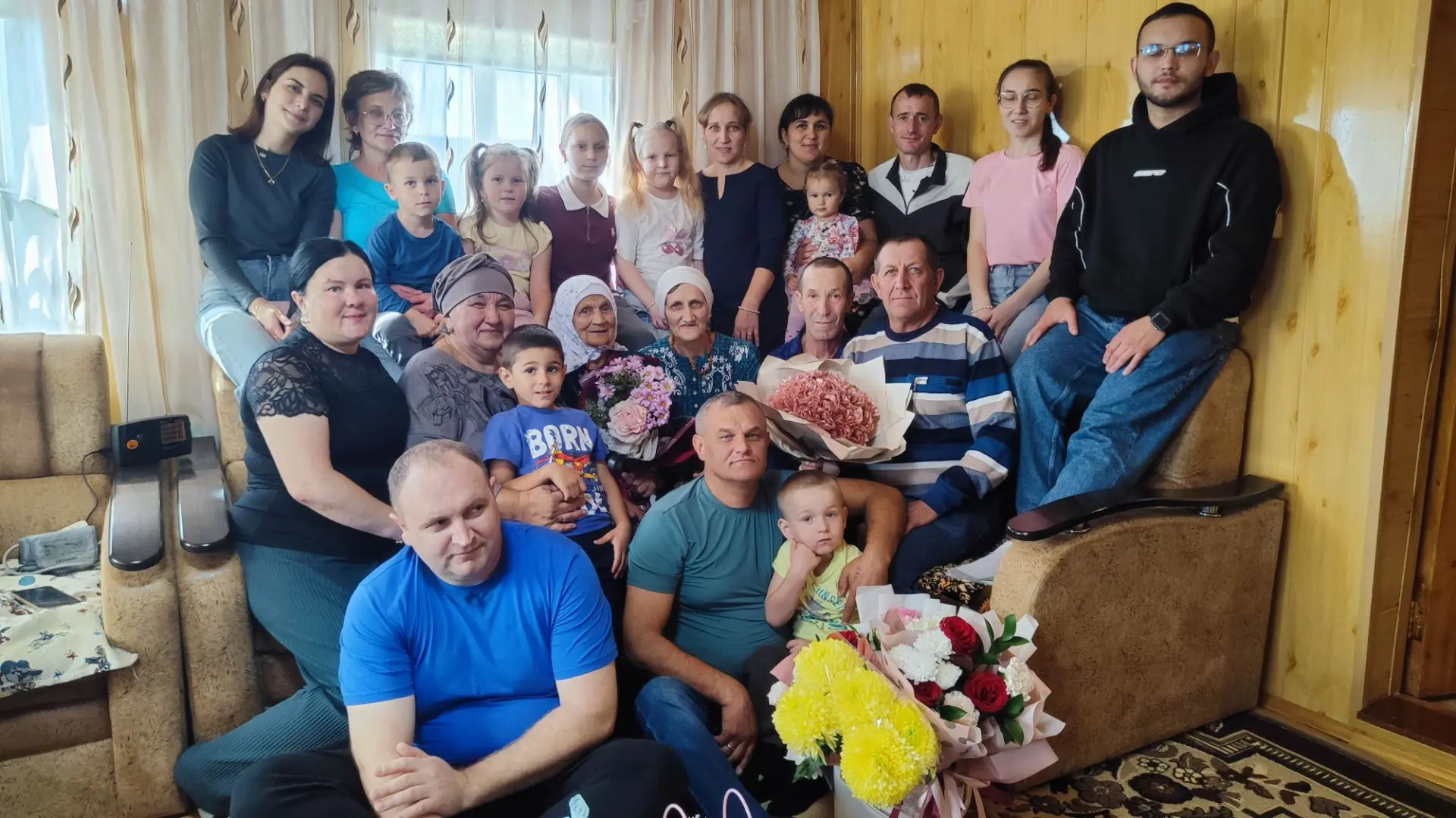 Югары Мәтәскә авылында яшәүче Вәҗиһә апа Заһидуллина үзенең 90 яшьлек юбилеен билгеләп ...