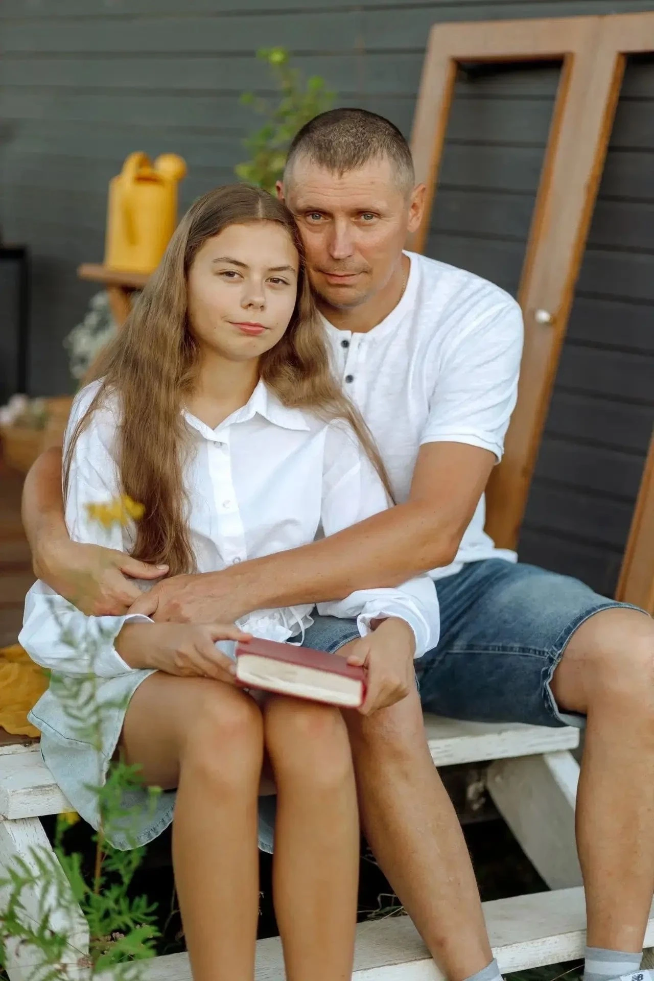 В  школьной фото-акции «Обнимая папу» принимает участие  Коновалова Дария.