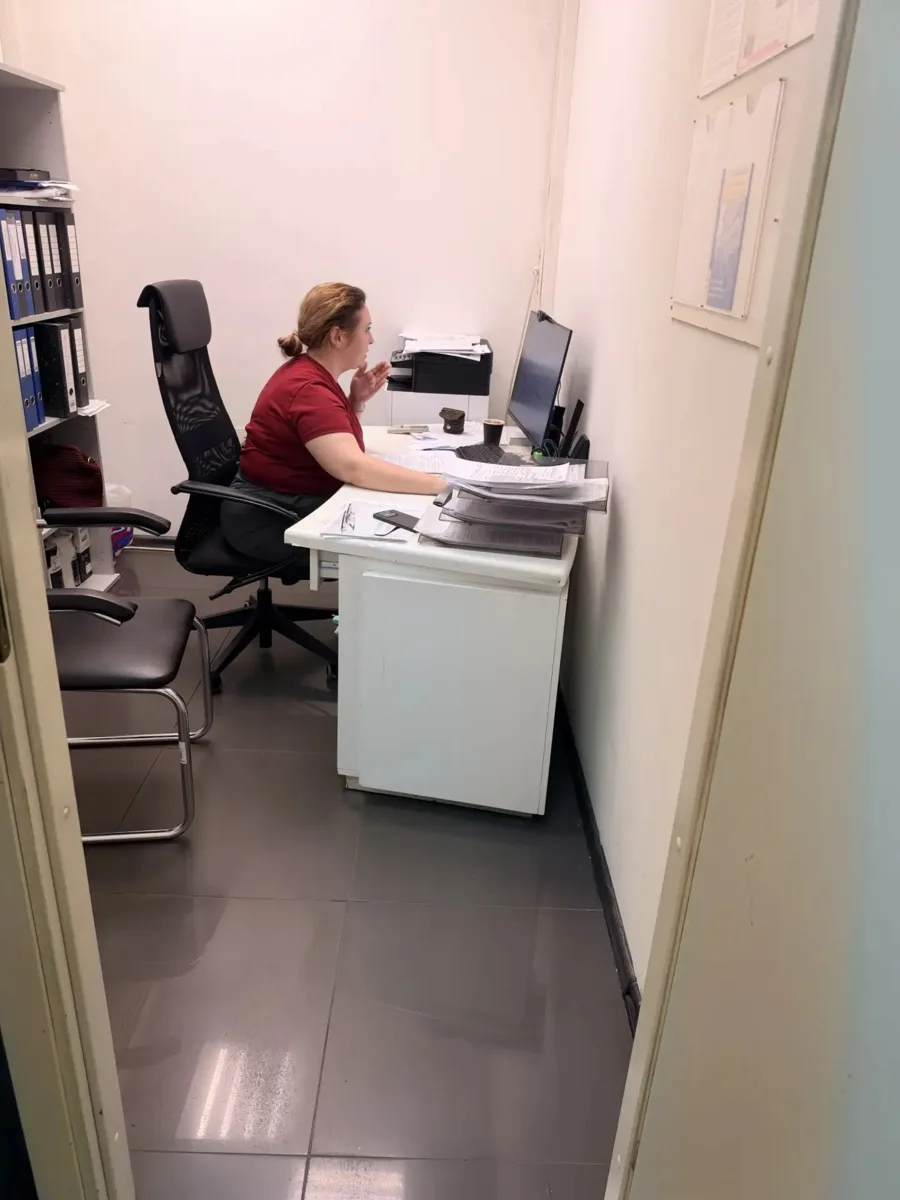 Работаем. Наши бухгалтеры закрывают отчетность. В основном все в офисах клиентов. Так у...