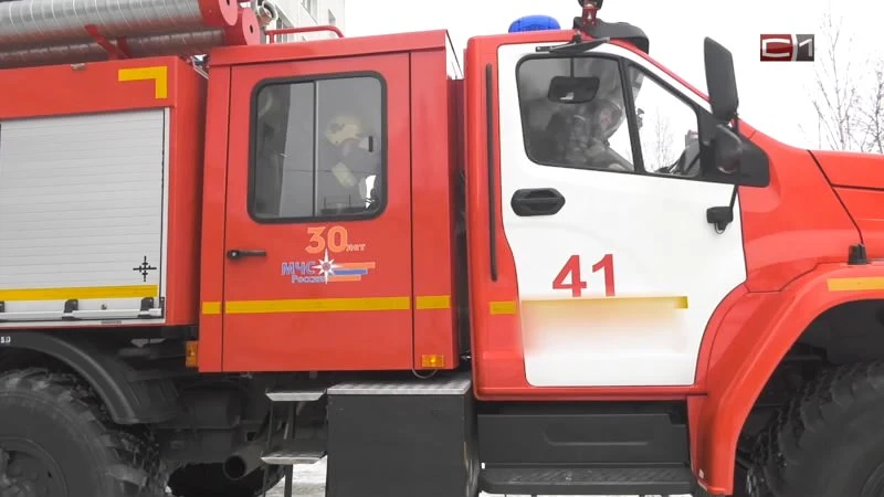 Шесть человек эвакуировали при пожаре в девятиэтажке Сургута