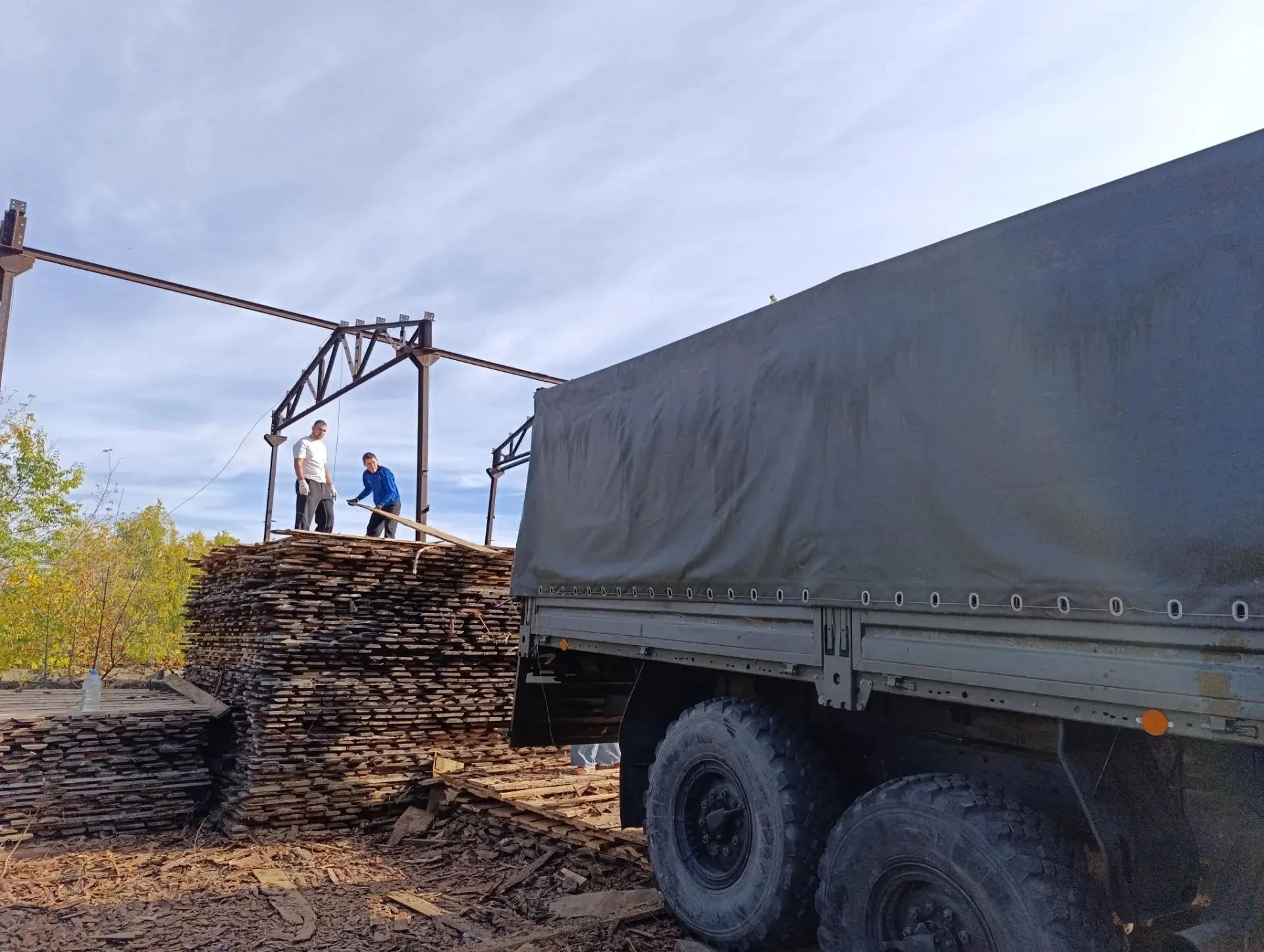 В зону специальной военной операции вновь отправлен «КамАЗ», в кузове которого — самое ...