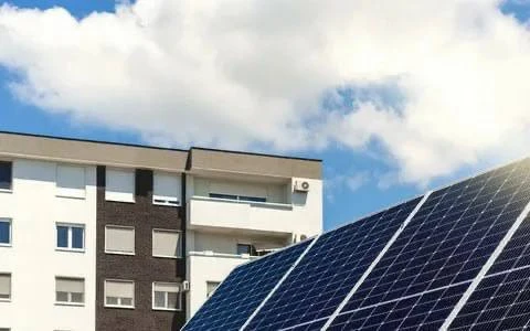 В многоквартирных домах разрешили устанавливать солнечные панели и ветрогенераторы