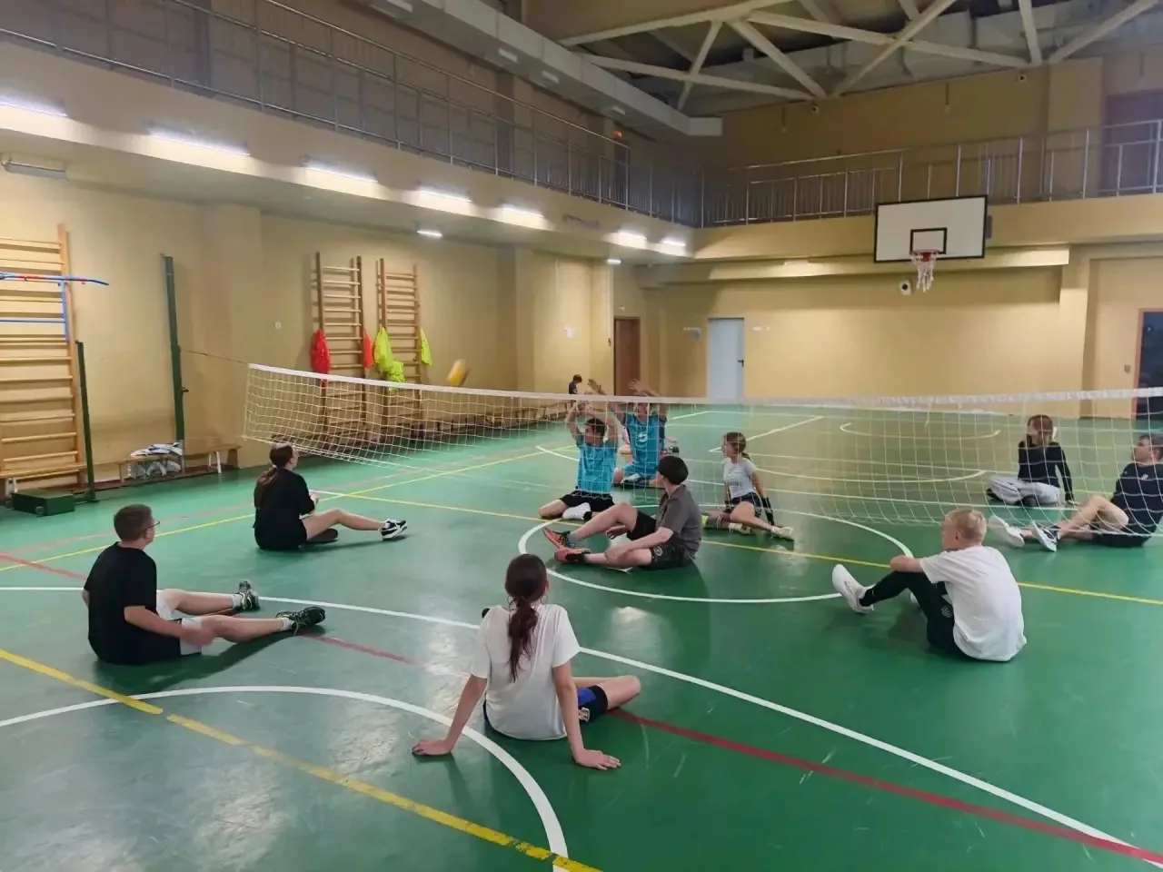 🏐 Волейбол сидя: в Долинске прошла первая тренировка с ветеранами СВО