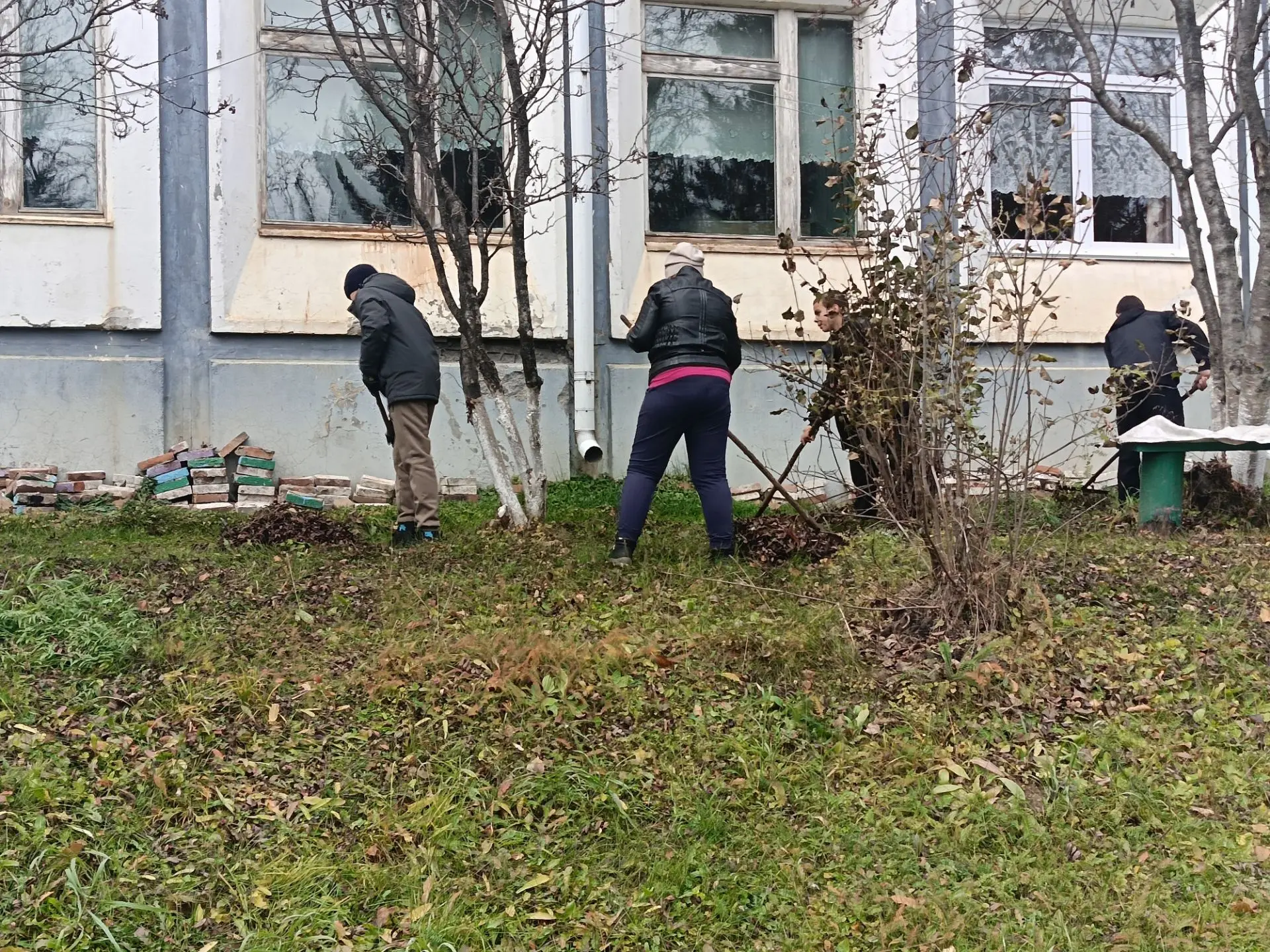 8 октября в нашей школе прошёл субботник. Все классы, учителя и  работники школы вооруж...