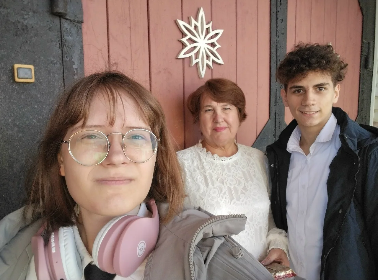 В преддверии Дня учителя и Дня старшего поколения волонтеры из школьного отряда «ЗНАК» ...