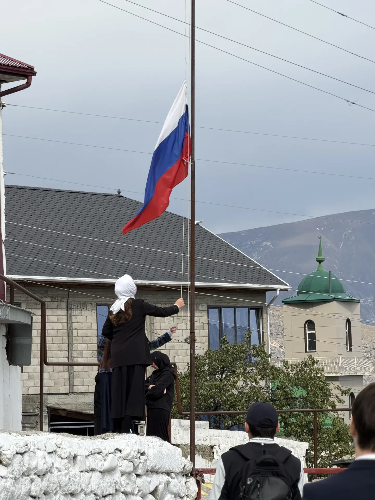 Завершение учебной недели: спуск Государственного флага Российской Федерации