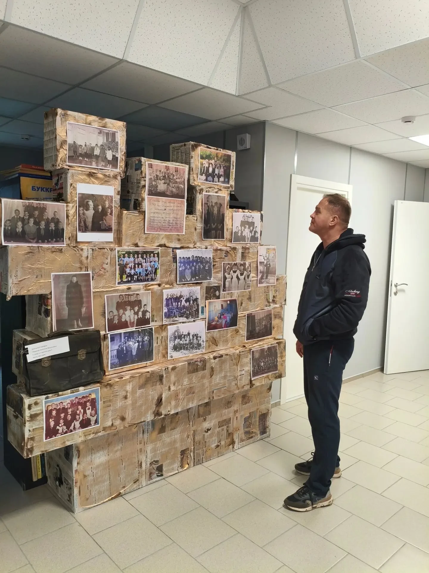 В Сагре открылась фотовыставка о школьной жизни