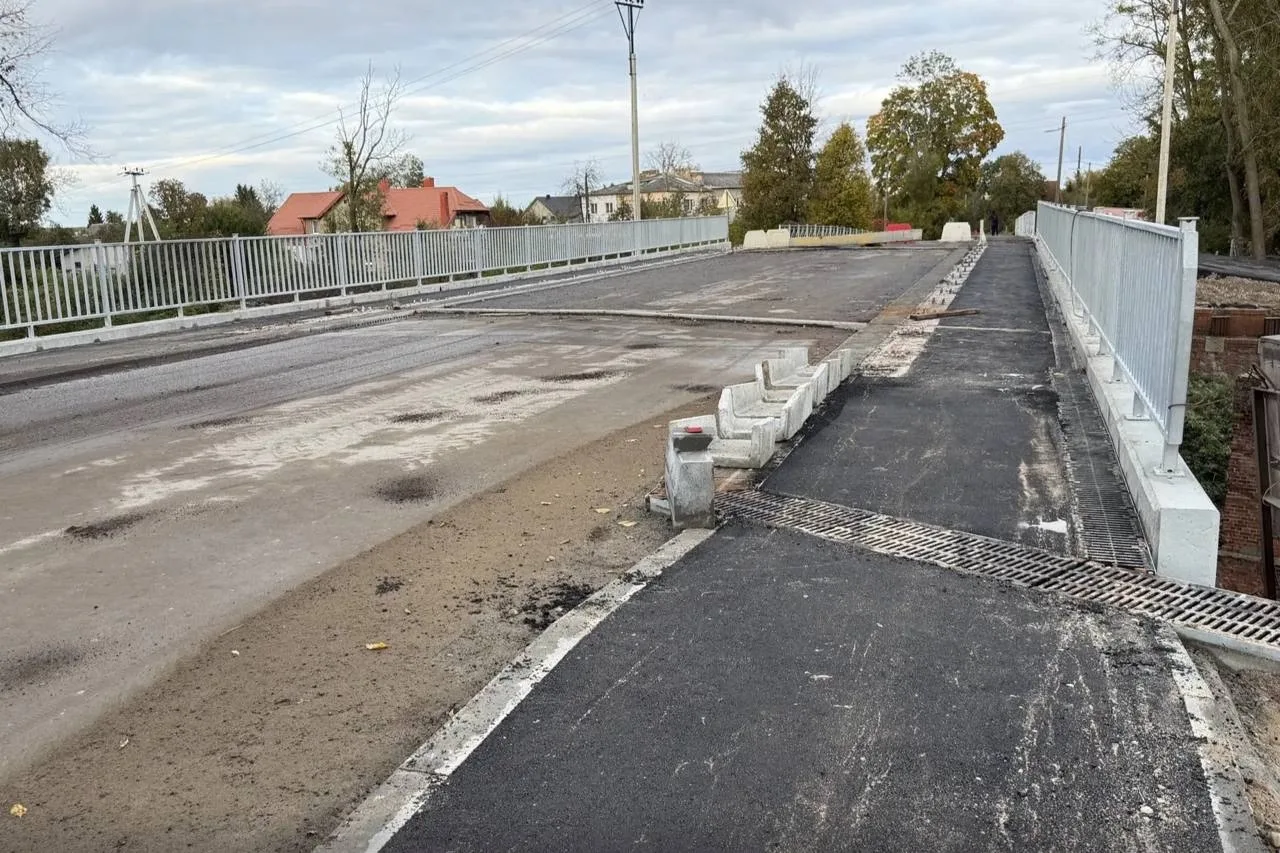 Движение по мосту через железнодорожные пути в Черняховске планируют открыть 2 ноября. ...