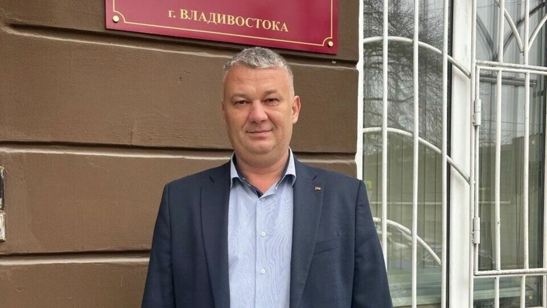 В Артемё сотрудники Центра «Э» забрали правозащитника и блогера Максима Чихунова