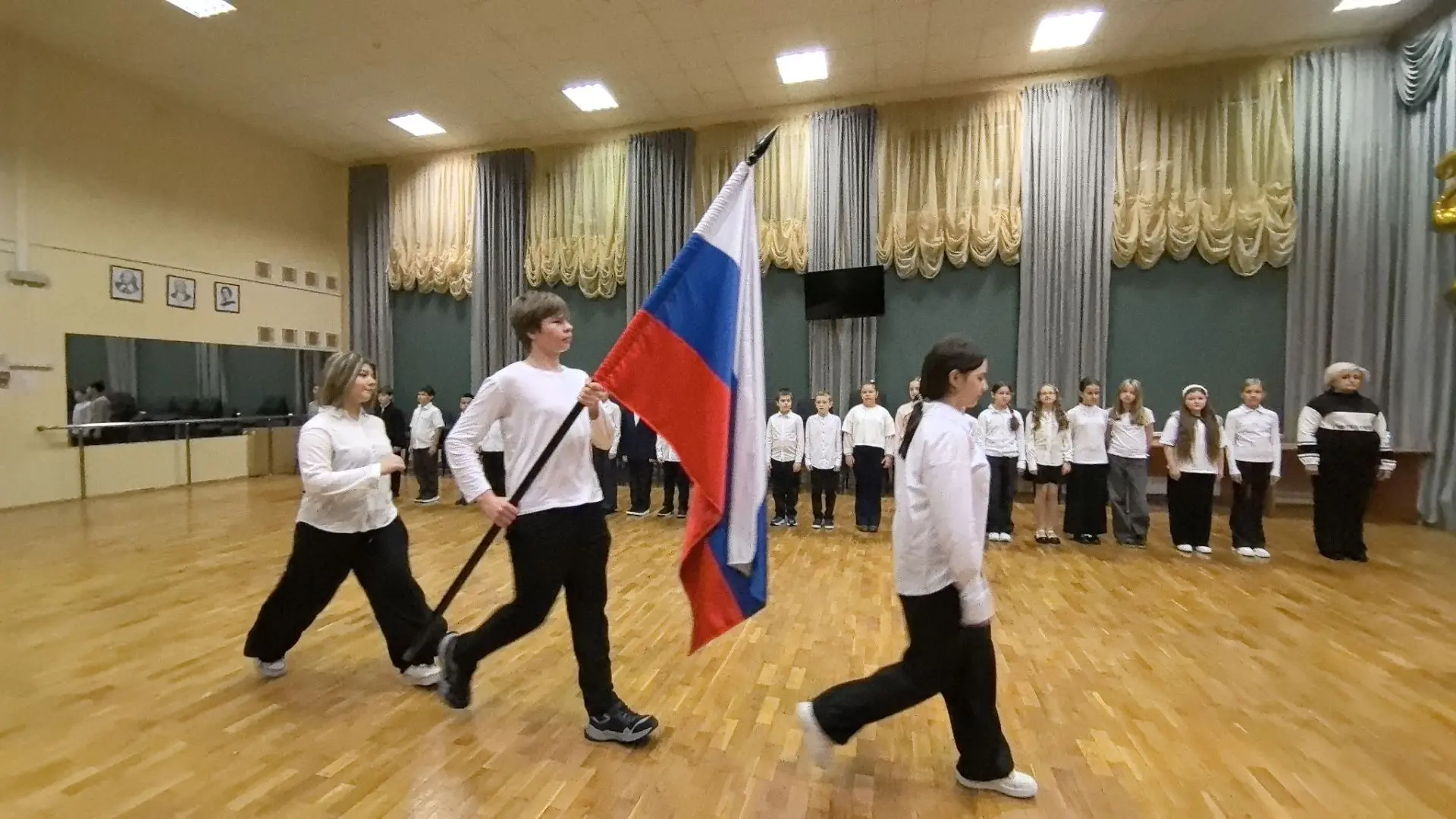 🇷🇺 Новая учебная неделя начинается с традиций