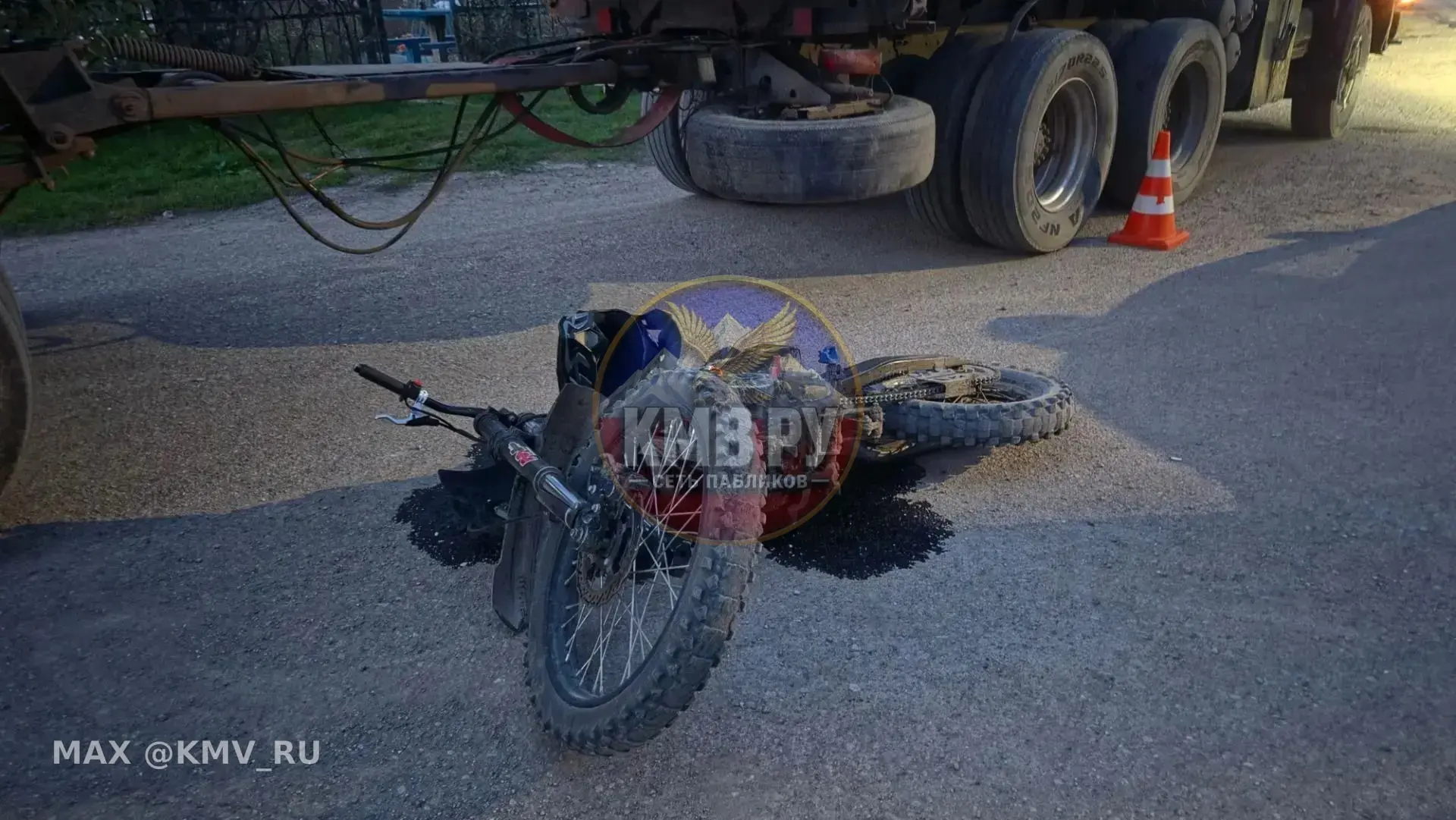 🛵❌🚚17-летний подросток на питбайке погиб в ДТП с грузовиком в Георгиевском округе