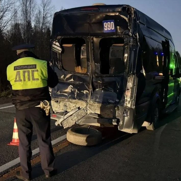 ⚠️ Пять человек пострадали при столкновении двух пассажирских автобусов на Серовском тр...
