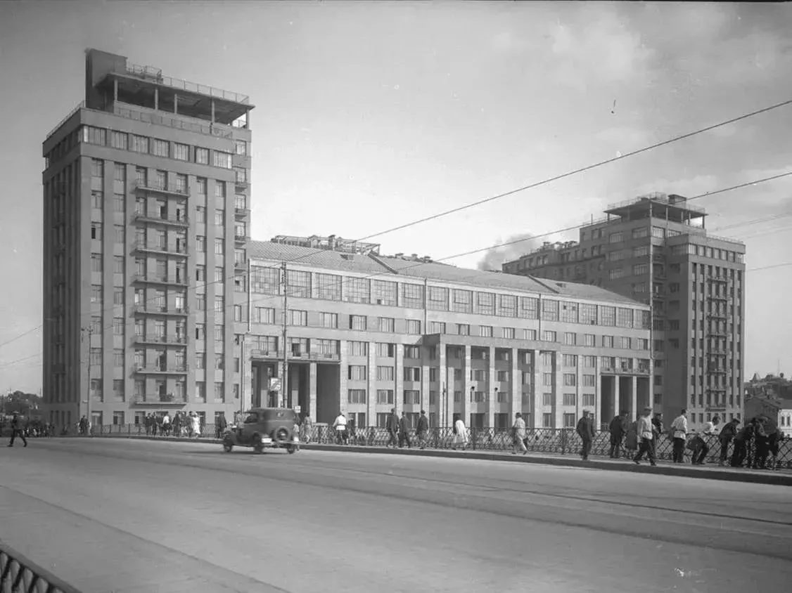 🏢 Дом на набережной: роскошный быт и трагедия репрессий