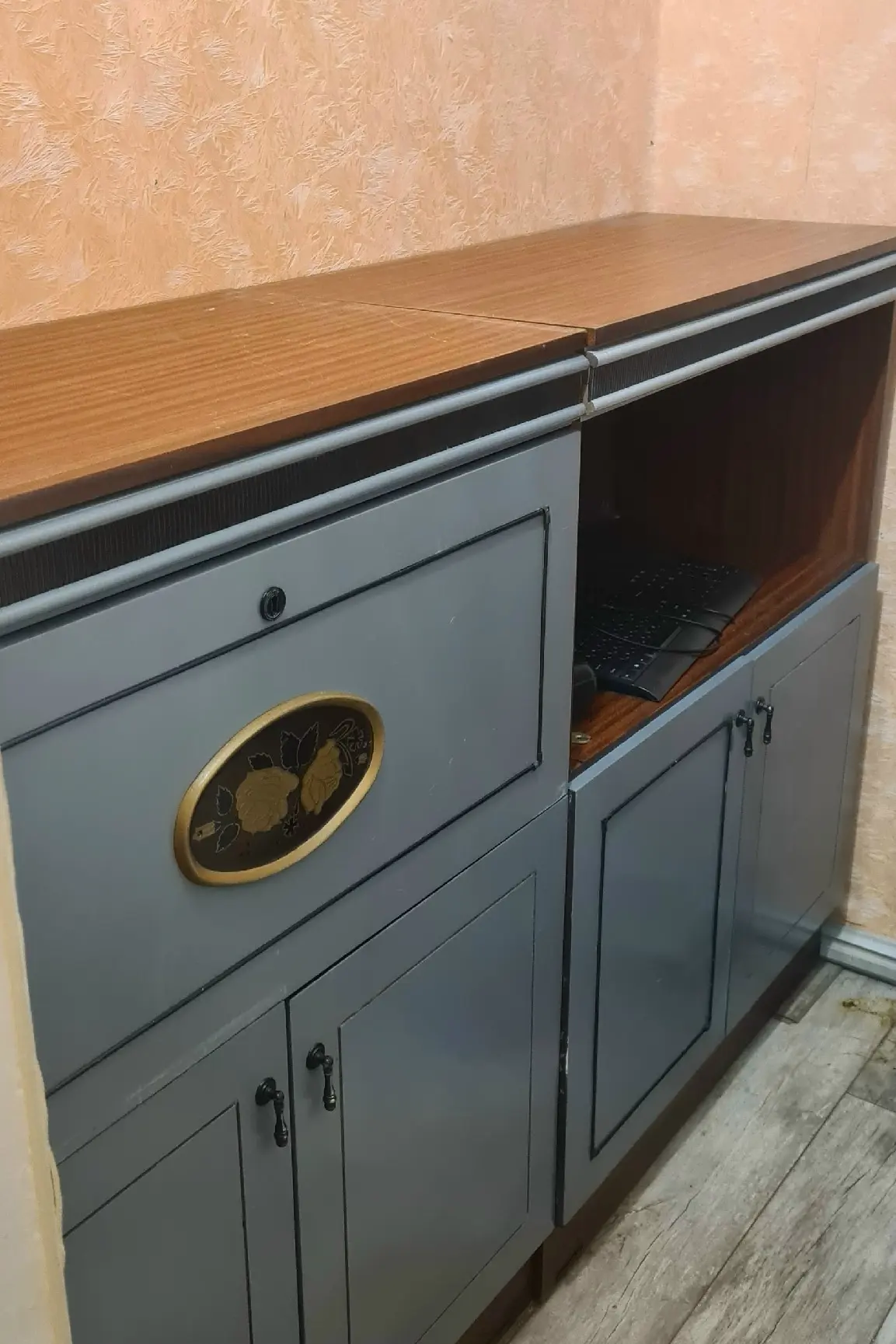 3 шкафа уралочка в хорошем состоянии. Даром, район завенягина. Срочно