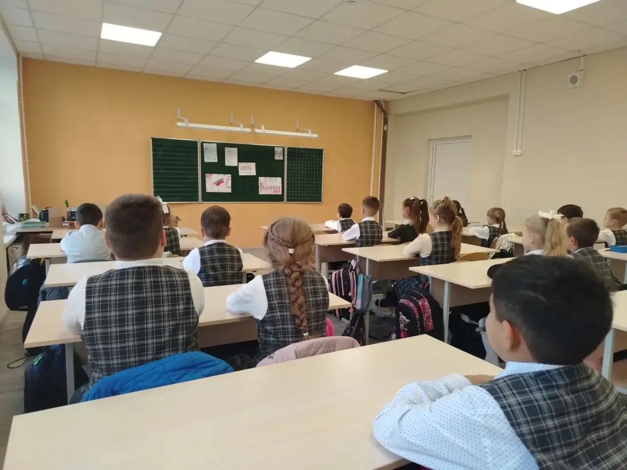 В первых классах нашей школы начался увлекательный путь в мир знаний и открытий — ребят...