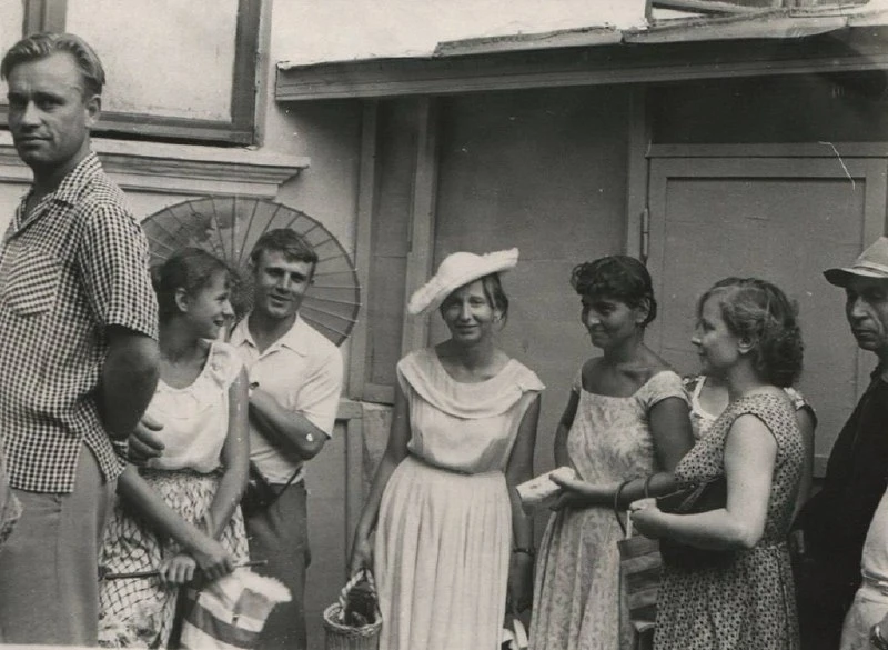 Очередь в пельменной. Неизвестный автор, июнь - август 1959 года, г. Сочи, из архива Ви...