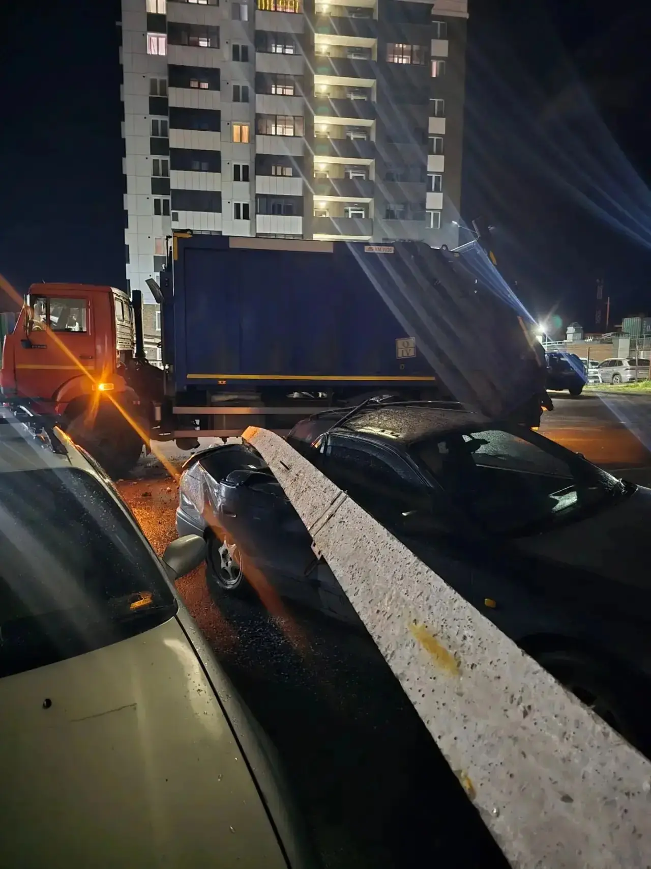 😱 Столб раздавил припаркованный автомобиль на Жердева