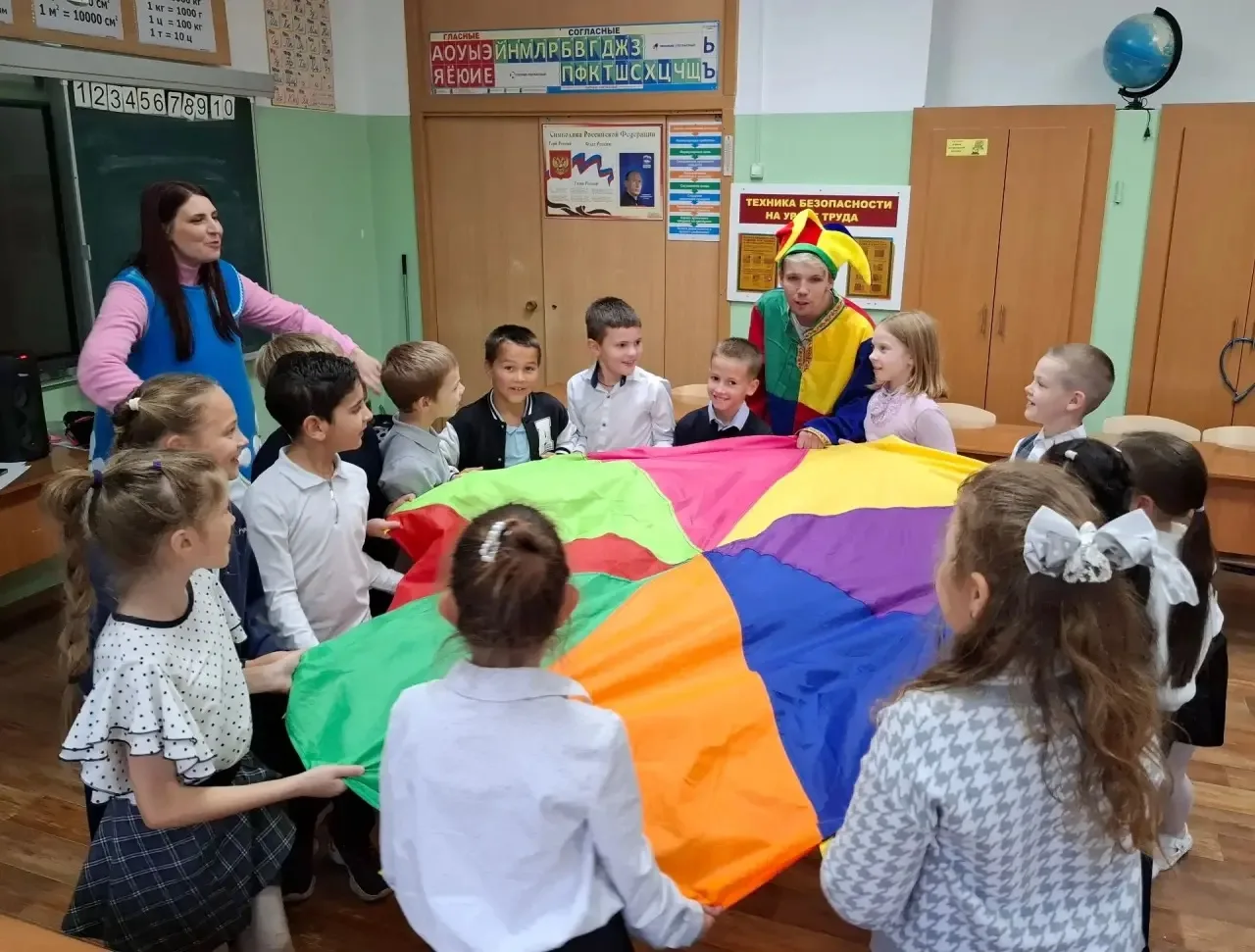 Во 2 «А» классе прошла познавательно-игровая программа «Наша любимая Родина» 🇷🇺.