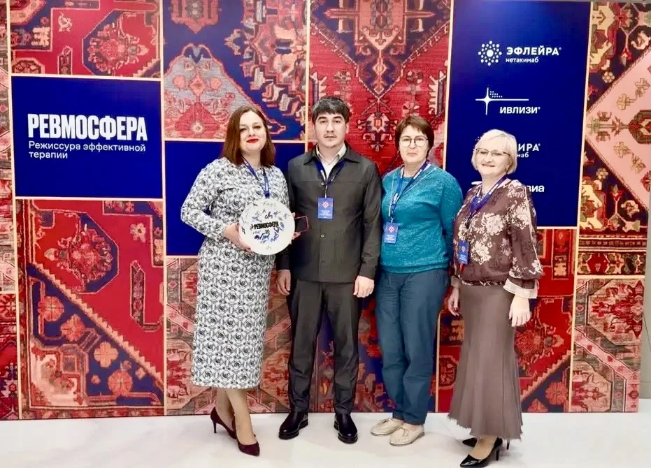 Эти две фотографии сделаны в разных городах, в разные дни и на разных мероприятиях.