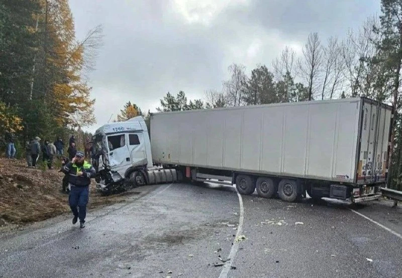 ДТП с двумя фурами затруднило движение на Култукском тракте