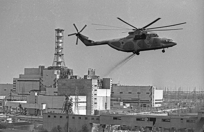 🚁 Момент, который вошёл в историю: тяжёлый транспортный вертолёт Ми‑26 над разрушенным...