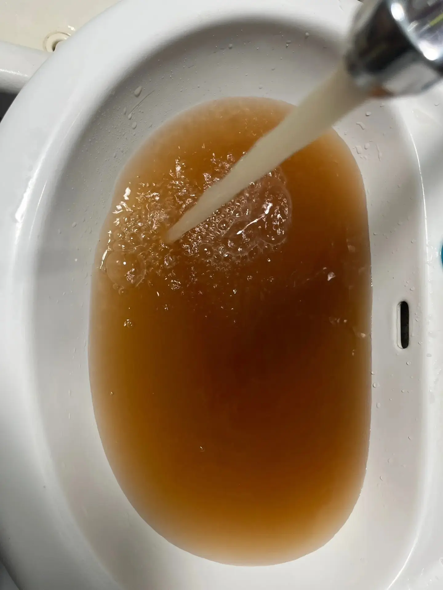 🚰 Вместо воды — ржавая жижа! Омичи жалуются на качество воды