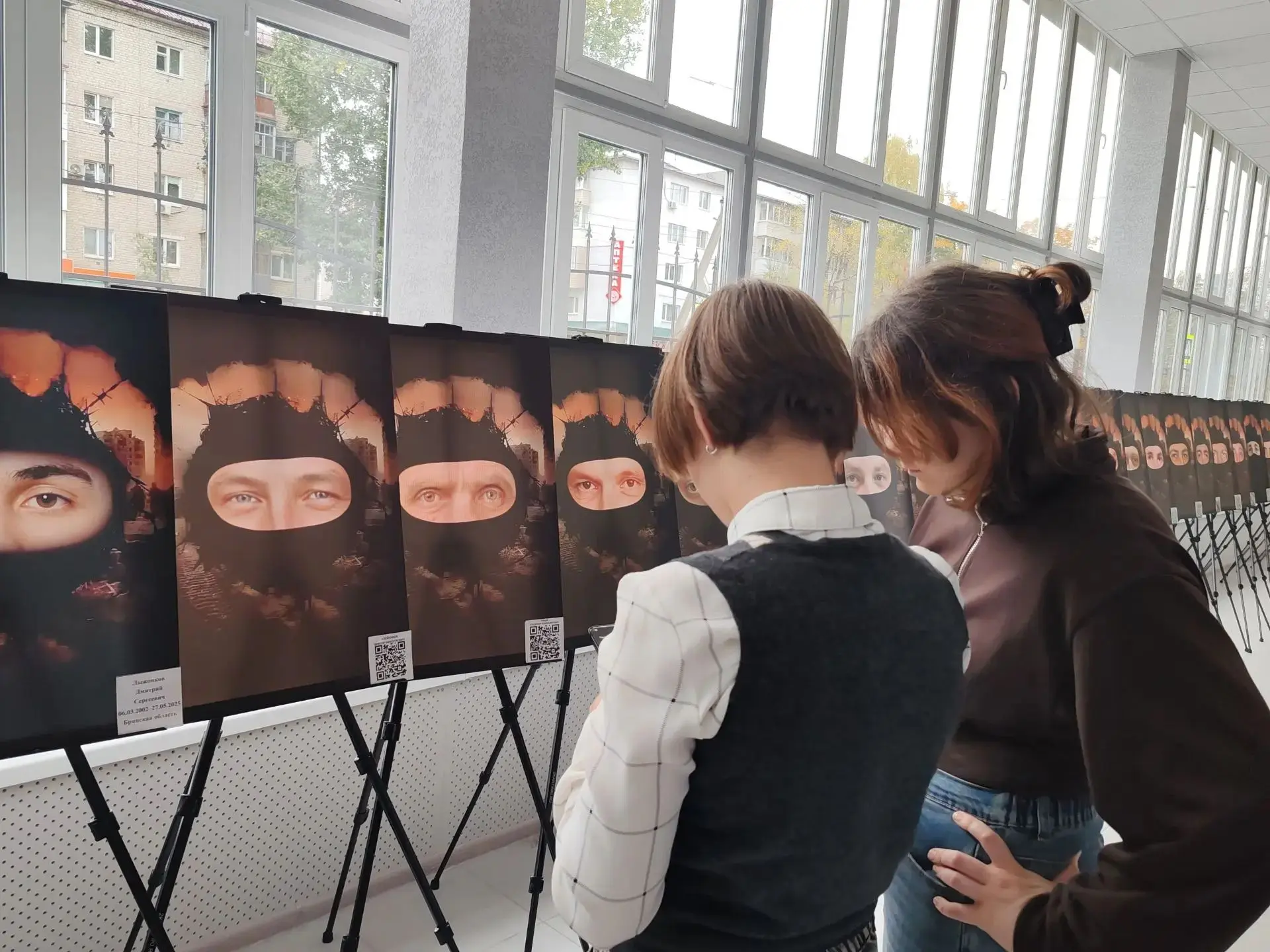 9 октября в Брянском областном колледже искусств открылась выставка «Посмотри в глаза Г...