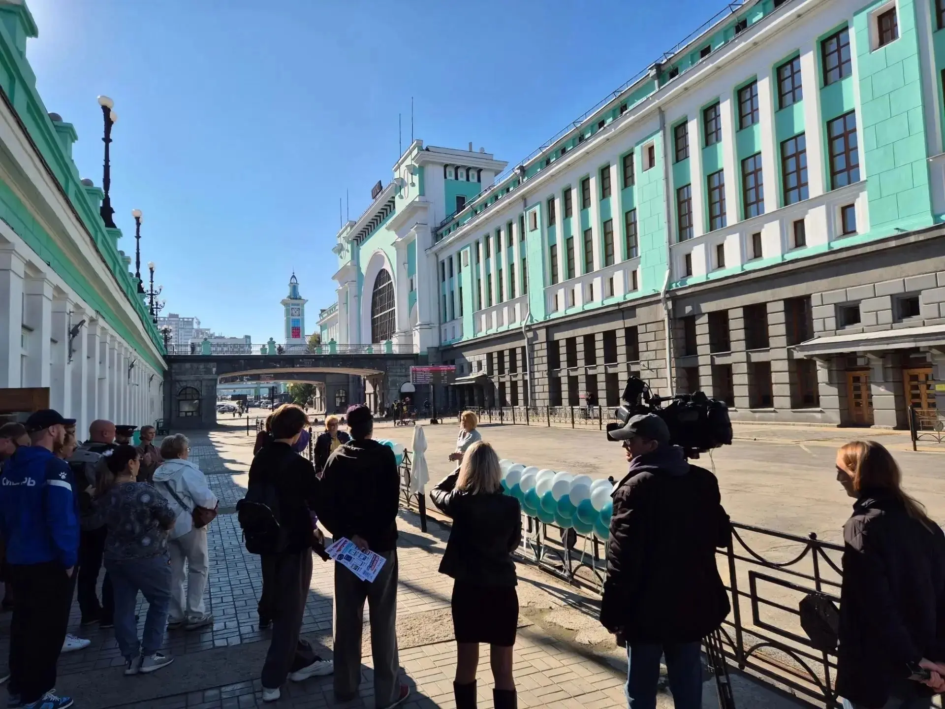 Члены Новосибирской «ОПОРЫ РОССИИ» открыли Железнодорожного Везунчика на вокзале 🚂