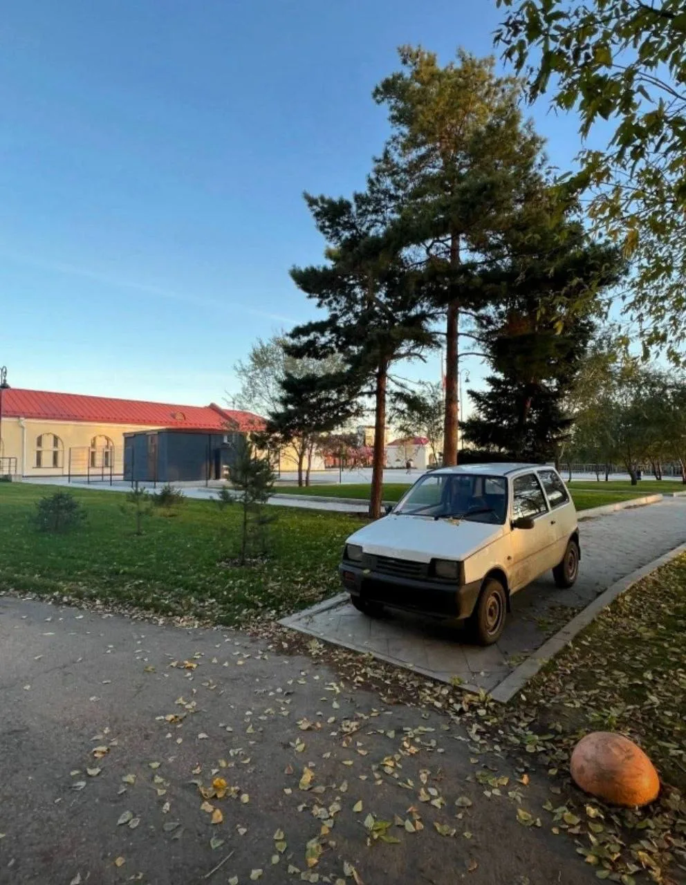 Возле Омской крепости у улицы Партизанской водитель припарковал свой автомобиль прям на...