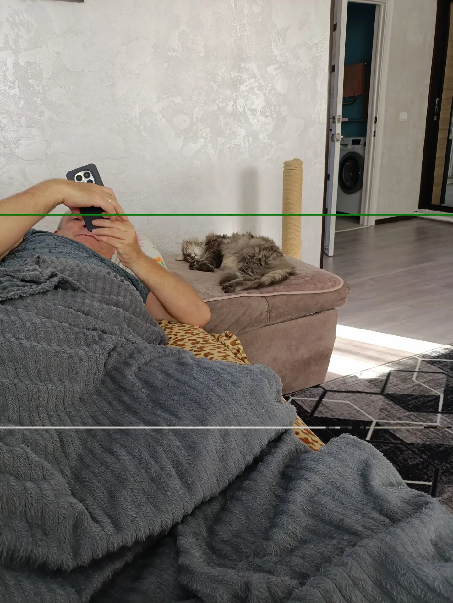 Отлеживались все вместе. Котя с нами. Сейчас Юра пошел лапши сварить. Ему получше. А я ...
