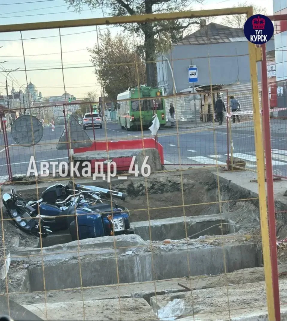 ❗️На улице Красной Армии в Курске мотоциклист пострадал, врезавшись в ограждение у разр...