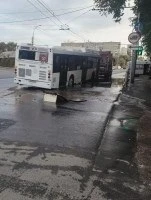 На Чернышевского автобус провалился в коммунальную промоину