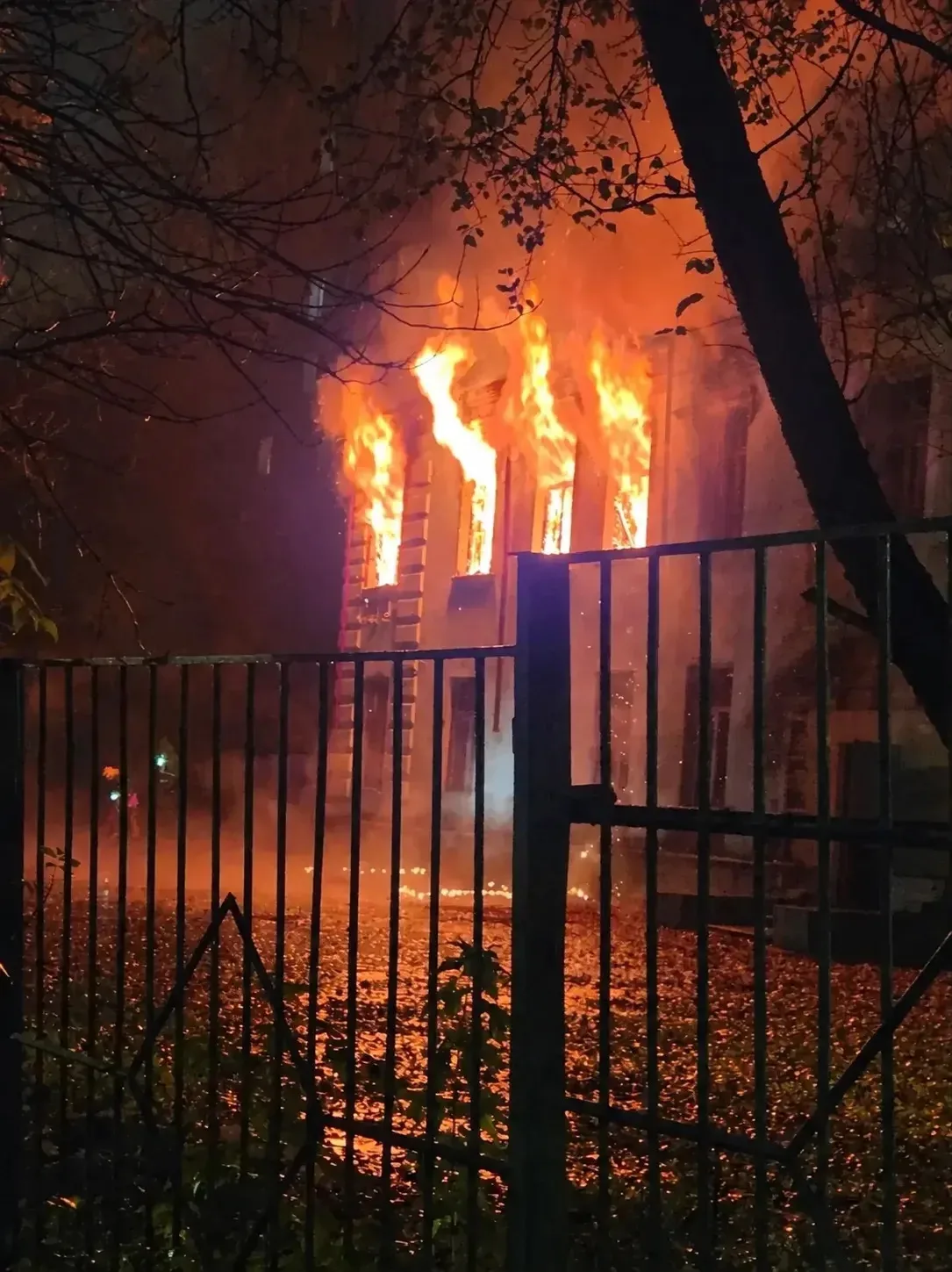 Кадры полыхающего здания на Кронштадтском бульваре