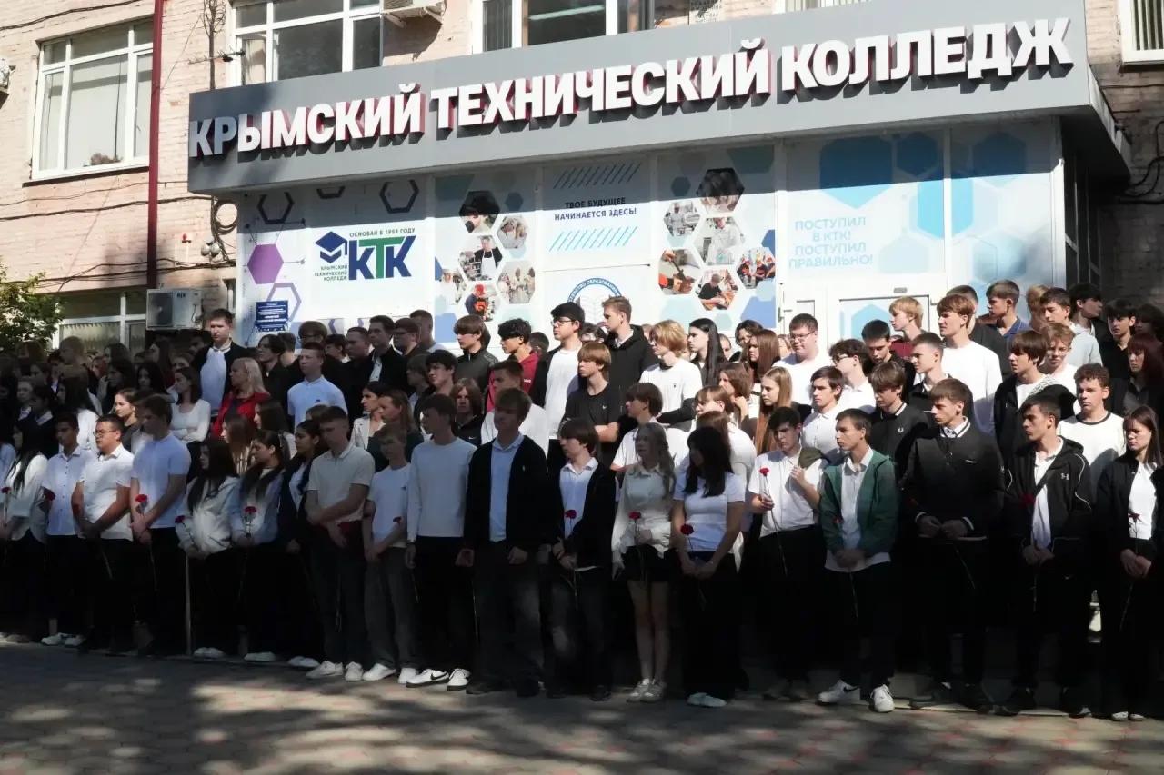 В Крымском техническом колледже открыли мемориальную доску выпускнику Сергею Лосеву