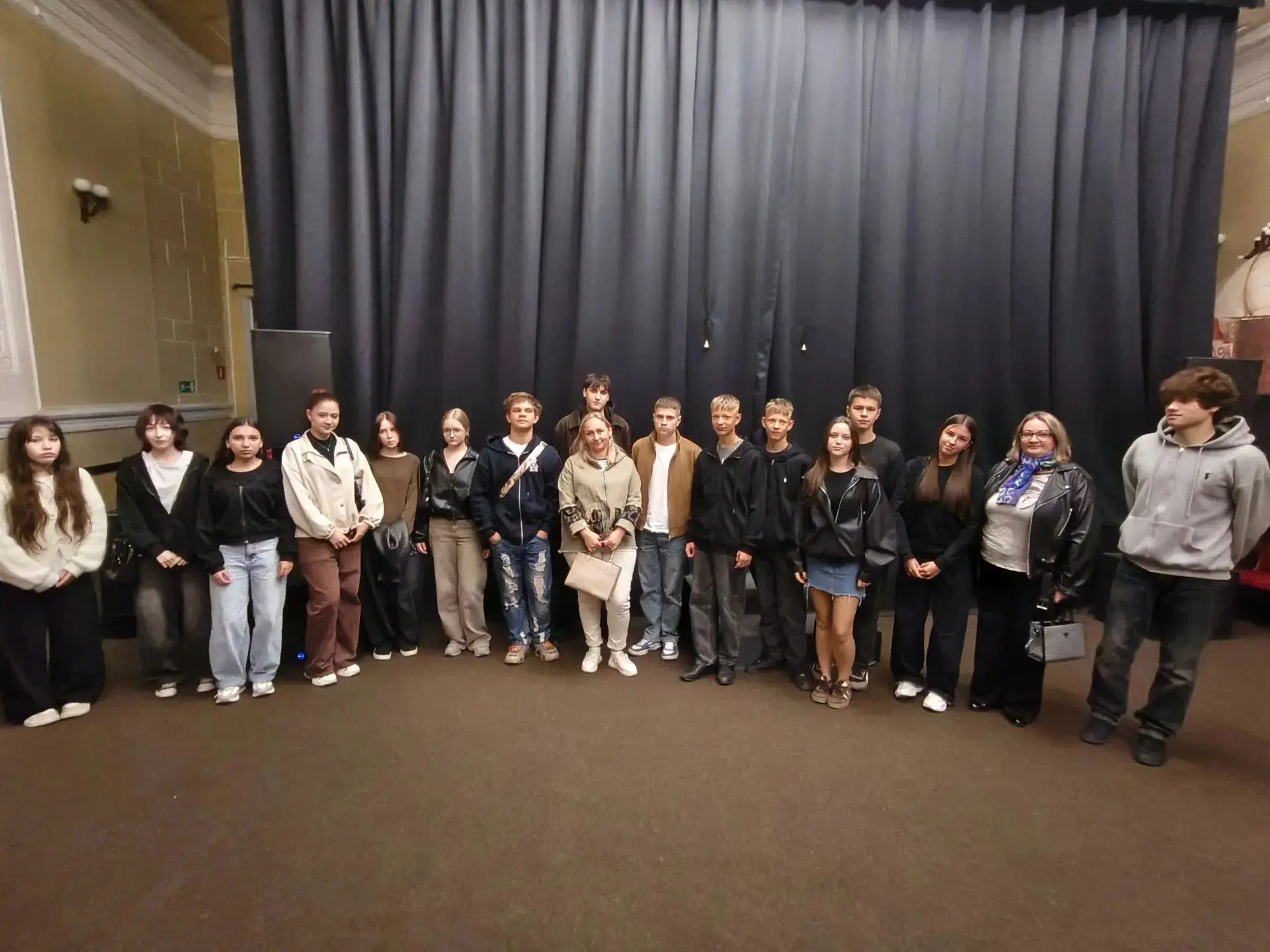 🎭 Сегодня ученики 8 б, 9 а, 9 б классов вместе с классными руководителями: Сукманюк Ан...