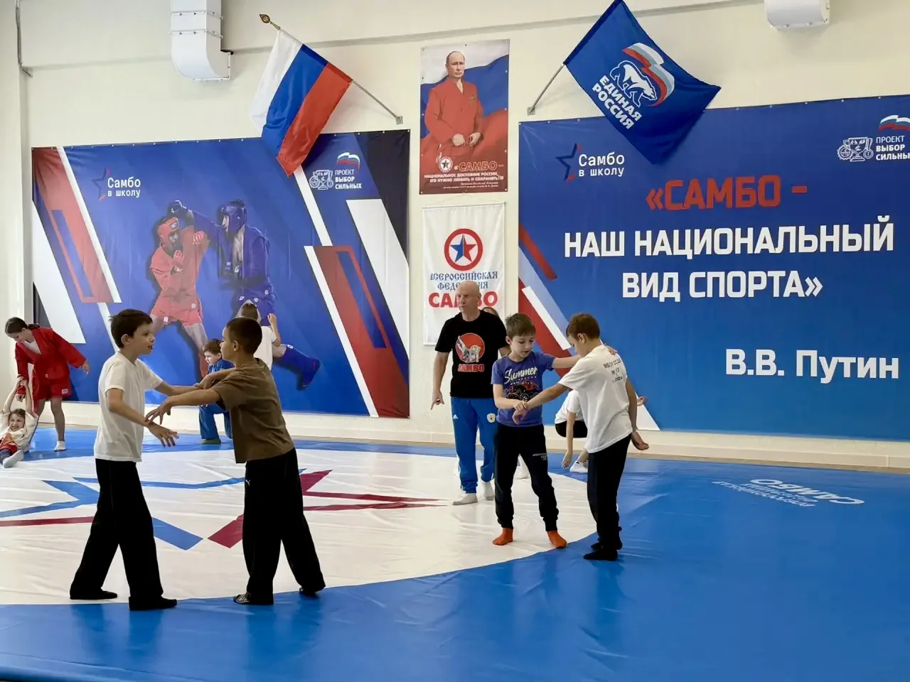🥋САМБО в МБОУ СОШ №17 г. Азова: репортаж с ковра, где куется будущее чемпионов!