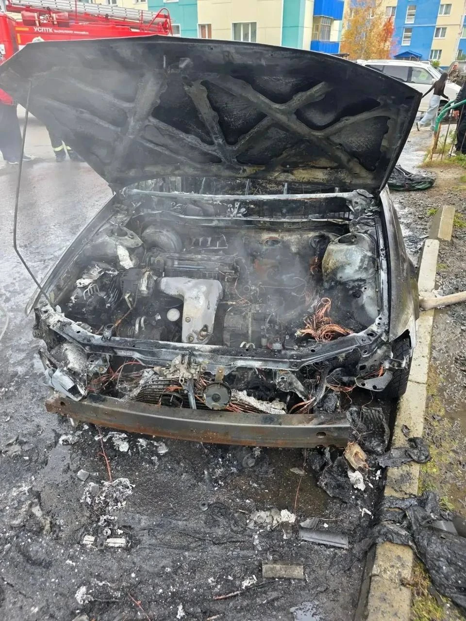 🔥 Автомобиль загорелся открытым пламенем в Шахтёрске